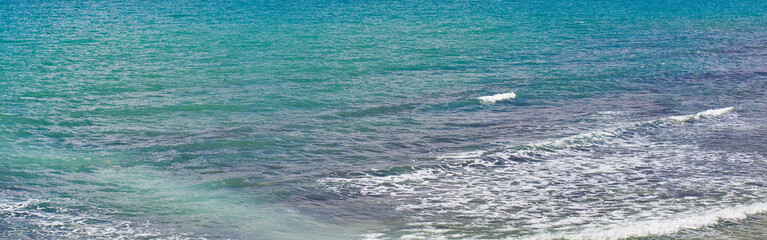 Fototapeta premium Pearl waves of the sea resort to the shore. Panorama