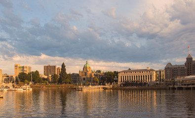 Obraz premium Editorial: A distance view of the Inner Harbour and the Parliament Building in Victoria, British Columbia.