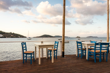 Leere Tische in einem Restaurant am Meer