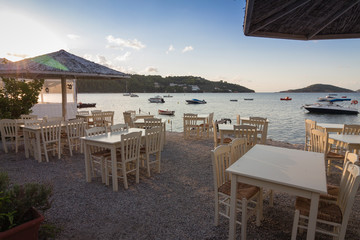 Leere Tische in einem Restaurant am Meer