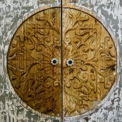 Puertas de madera con textura orgánica