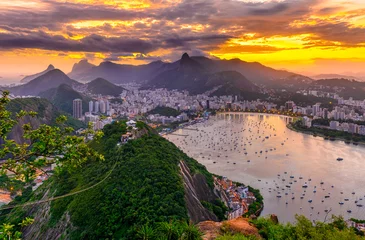 Photo sur Plexiglas Copacabana, Rio de Janeiro, Brésil Sunset view of Corcovado, Botafogo and Guanabara bay in Rio de Janeiro. Brazil