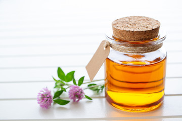 テーブルの上の甘いハチミツ