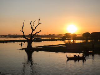 coucher de soleil lac asie