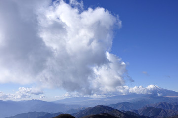Fototapeta na wymiar 塔ノ岳より雲つづく富士山