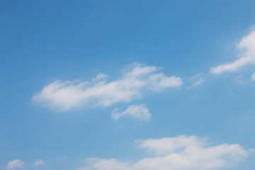 Obraz premium Błękitne niebo z miękkimi białymi chmurami.