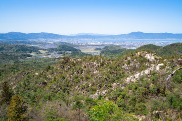 日本にある金勝山から見た琵琶湖周辺の広大な景色