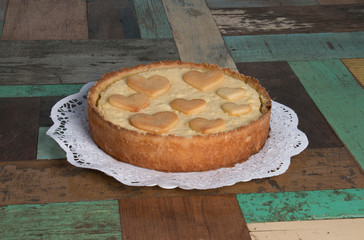 Tarta de manzana con forma de corazón sobre una mesa rústica de madera ideal san valentín ,...