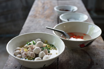 Noodle soup with pork balls.