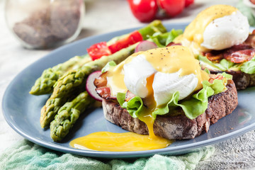 Sandwiches with bacon, poached egg and asparagus