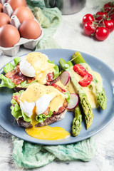 Sandwiches with bacon, poached egg and asparagus