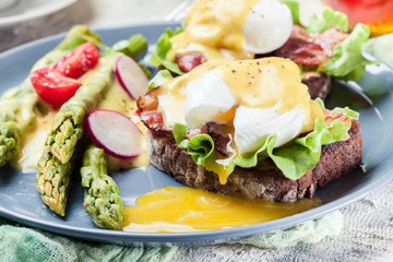 Sandwiches with bacon, poached egg and asparagus