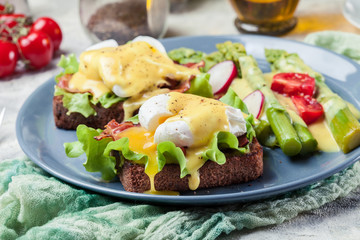 Sandwiches with bacon, poached egg and asparagus
