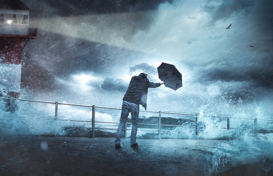 Mann bei einem Unwetter 
