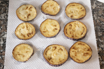 fried aubergines to prepare the parmigiana