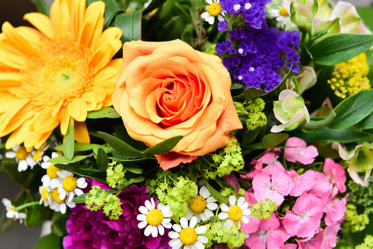 blumenstraus aus rosen, nelken , dahlin