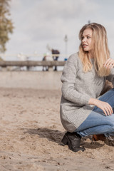 Obraz premium Fashionable woman outdoor on beach