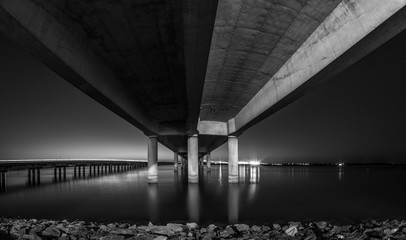 Puente a Punta Umbr&iacute;a desde abajo con toma nocturna de larga exposici&oacute;n