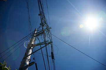 夏の日差し・電信柱・快晴の空