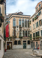 Fototapeta premium Italy, Venice. A small cozy and very authentic neighborhood - Campiello dei Squelini. Well in a small Square.