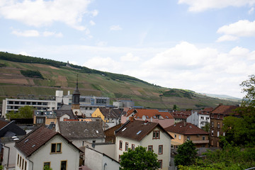 Fototapeta premium nahansicht auf gebäude vor dem hügel in bingen am rhein hessen deutschland fotografiert während einer sightseeing tour an einem sonnigen bewölkten tag