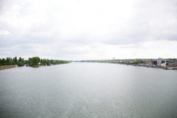 totalansicht auf den rhein in mainz deutschland fotografiert während einer sightseeing tour an einem sonnigen bewölkten tag
