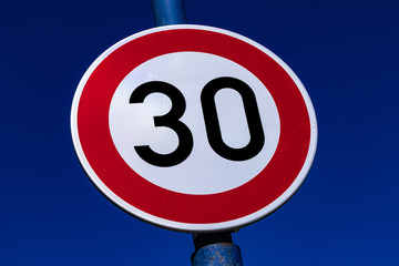 Tempolimit 30 Verkehrszeichen