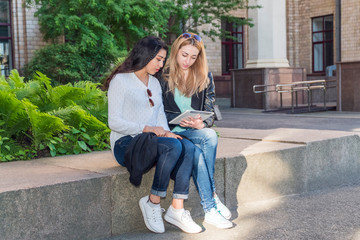 students are studying on the tablet