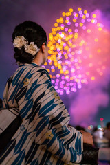 打ち上げ花火と女性