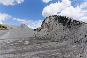 Imposantes montagnes de graviers dans une mine 
