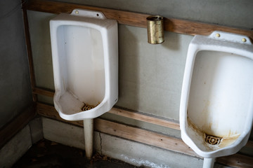 汚い男性用公衆便所の写真