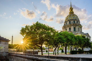 Fototapeta na wymiar Sunbeams in front of the Dome of the Invalides (Hôtel des Invalides) and the Eiffel Tower in Paris