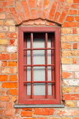 Fototapeta na wymiar Alte Fenster mit Backsteinhauswand