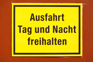 Naklejka premium Schild Ausfahrt Freihalten