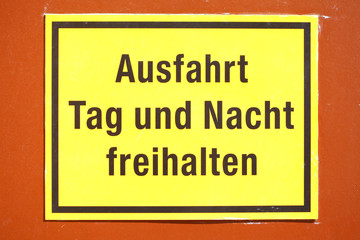 Schild Ausfahrt Freihalten