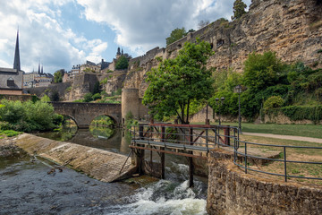 Obraz premium Weir Alzette river Luxembourg city with fortifications and stone bridge