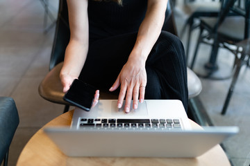 Obraz na płótnie Canvas Woman freelancer working on a laptop from home.