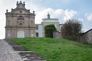 Fototapeta na wymiar Bazylika i Klasztor na Świętym Krzyżu (Łysej Górze) w Górach Świętokrzyskich