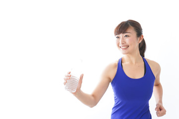 水分を摂取するスポーツウェアの女性