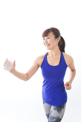 Naklejka premium 水分を摂取するスポーツウェアの女性