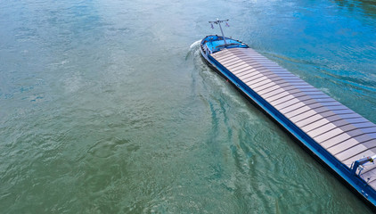 Tanker auf dem Rhein, Textfreiraum