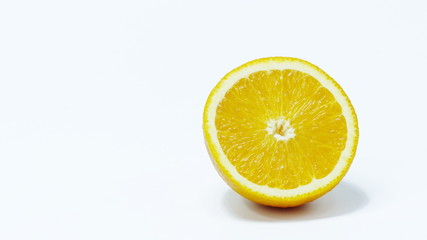 The sliced oranges and fruits are grouped into groups.