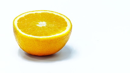 The sliced oranges and fruits are grouped into groups.