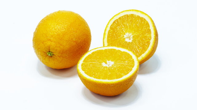 The sliced oranges and fruits are grouped into groups.