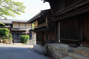 Fototapeta na wymiar 日本の古い木造家屋が並ぶ街角
