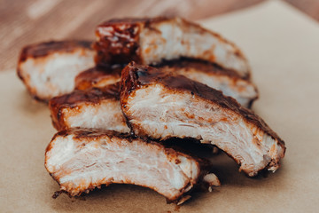 Delicious barbecued ribs seasoned with a spicy basting sauce