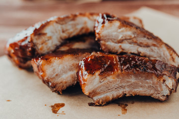 Delicious barbecued ribs seasoned with a spicy basting sauce