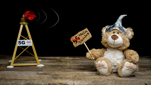 ein Teddy demonstriert gegen das Mobilfunknetz