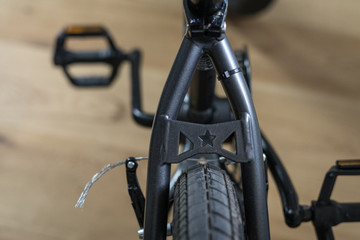 Detailaufnahme BMX Rad schwarz metallic