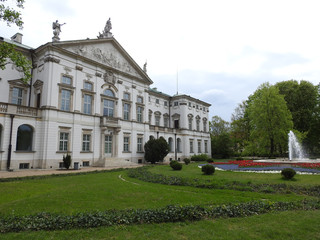 Fototapeta na wymiar Palace in the garden in Warsaw